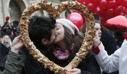 Màn hôn tập thể hoàn hảo dành cho ngày Valentine